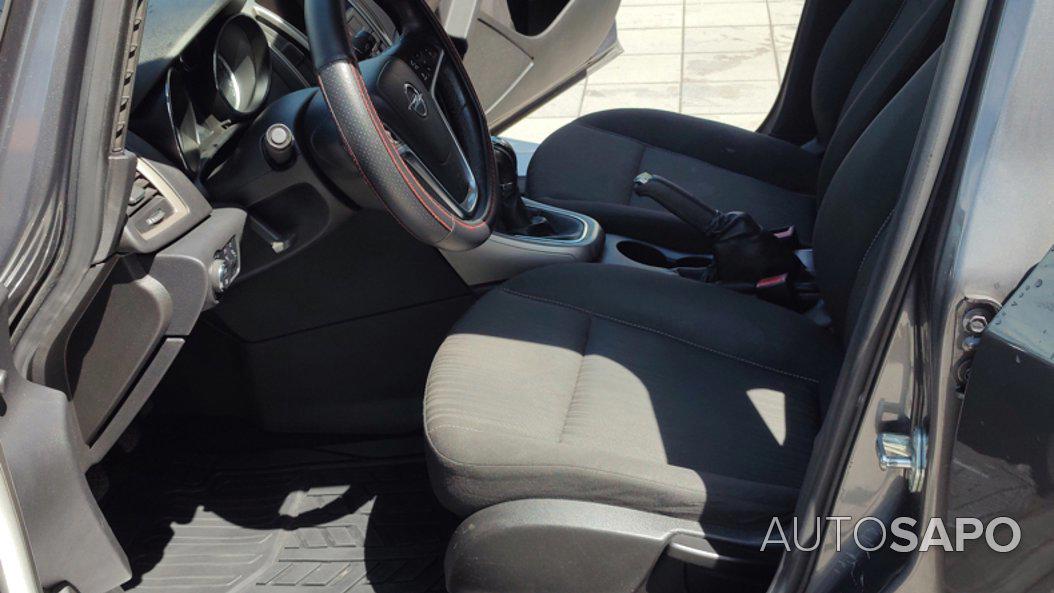 Opel Astra J Sports Tourer de 2011