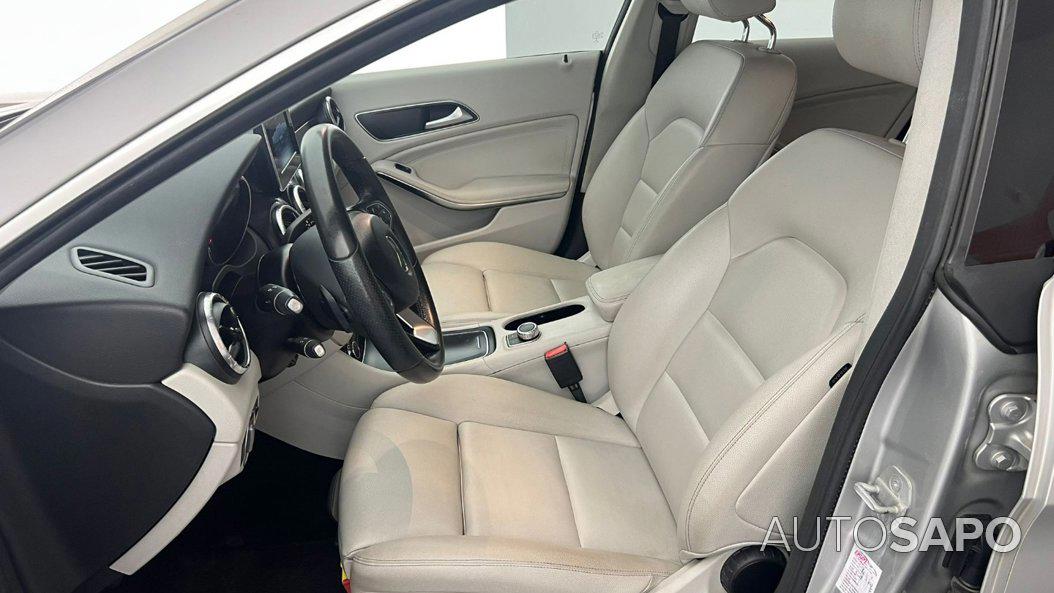 Mercedes-Benz Classe CLA 180d Shooting Brake Caixa Auto de 2017