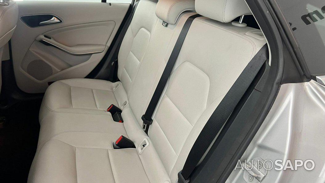 Mercedes-Benz Classe CLA 180d Shooting Brake Caixa Auto de 2017