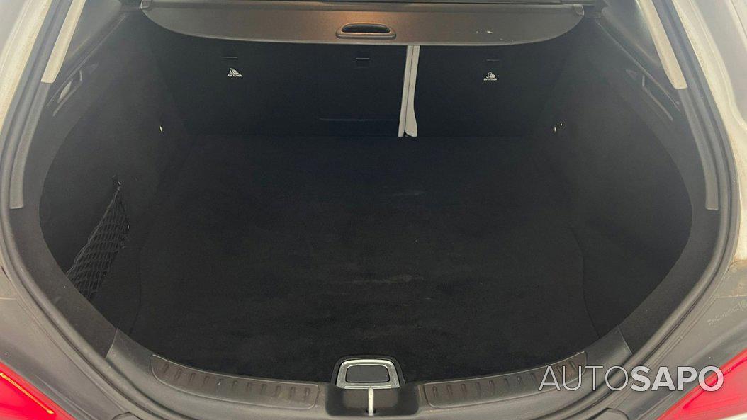 Mercedes-Benz Classe CLA 180d Shooting Brake Caixa Auto de 2017