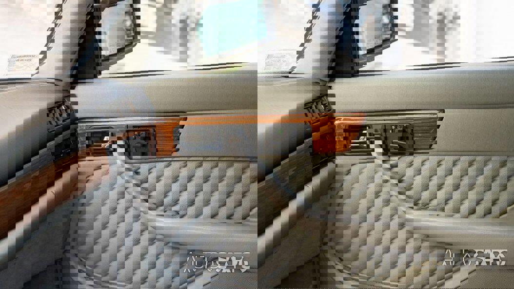 Mercedes-Benz 300 de 1990