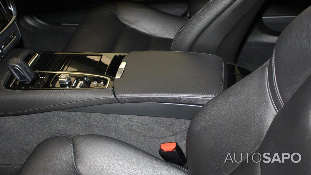 Volvo V90 2.0 T8 Momentum Plus AWD Geartronic de 2021