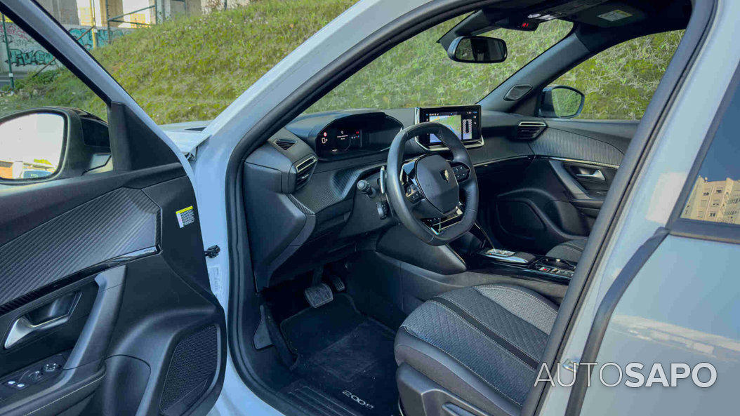 Peugeot 2008 1.2 PureTech Allure EAT8 de 2025