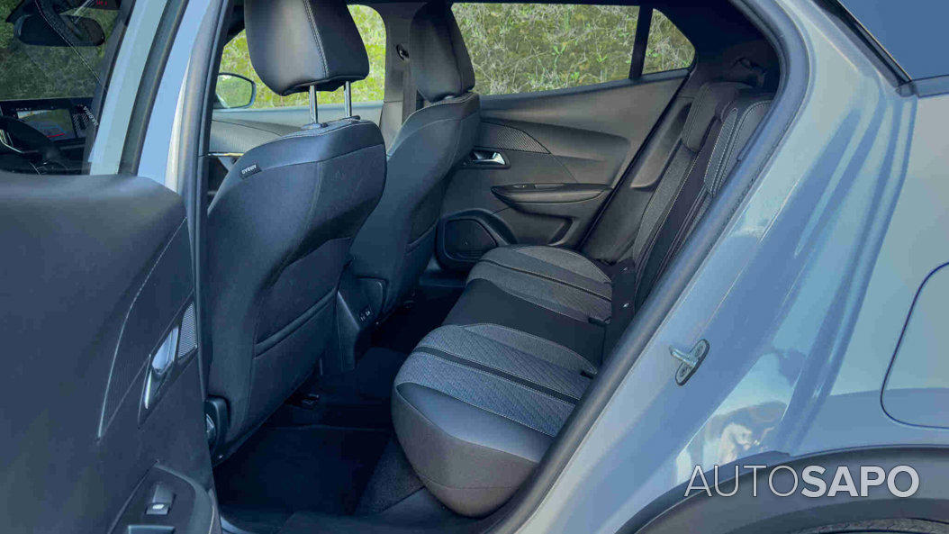 Peugeot 2008 1.2 PureTech Allure EAT8 de 2025