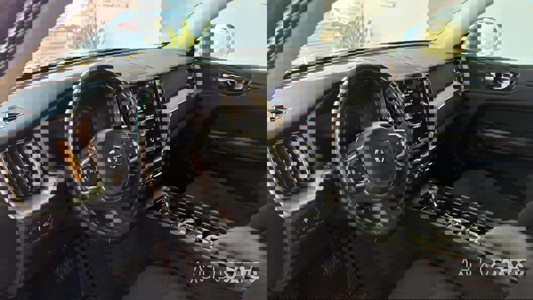 Volvo XC60 2.0 B4 Momentum Plus Geartronic de 2021