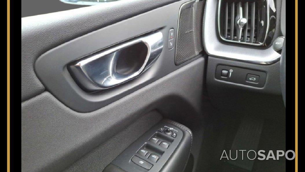 Volvo XC60 2.0 B4 Momentum Plus Geartronic de 2021