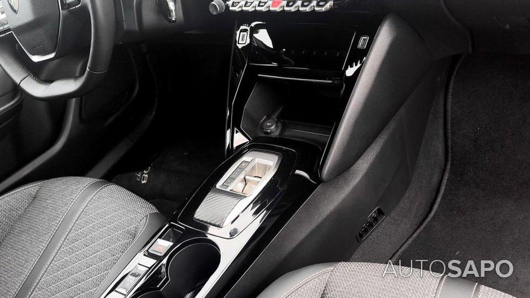 Peugeot 2008 1.2 PureTech Allure EAT8 de 2025